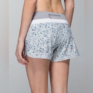 2014 Lululemon Groovy Run Short 4.5” Not So Petite Fleur Silver Spoon Grey Sz 6